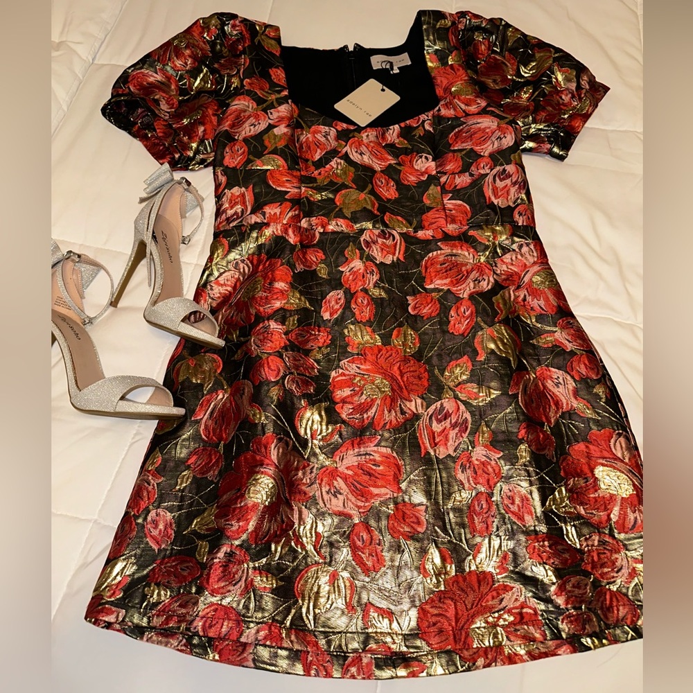 Beautiful dress for the holidays or any occasion. Size large never worn